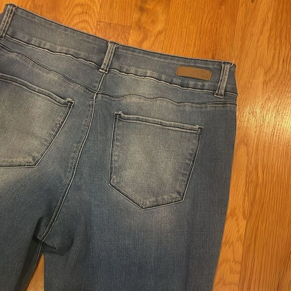 Royalty For Me Mid-Rise Light Wash Distressed Jeans - 12 - Picture 6 of 6